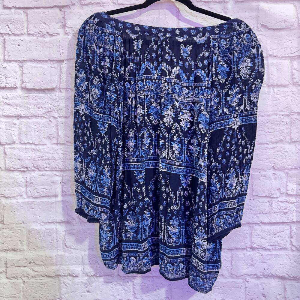 Bila SZ L Blue patterned blouse with low v neck